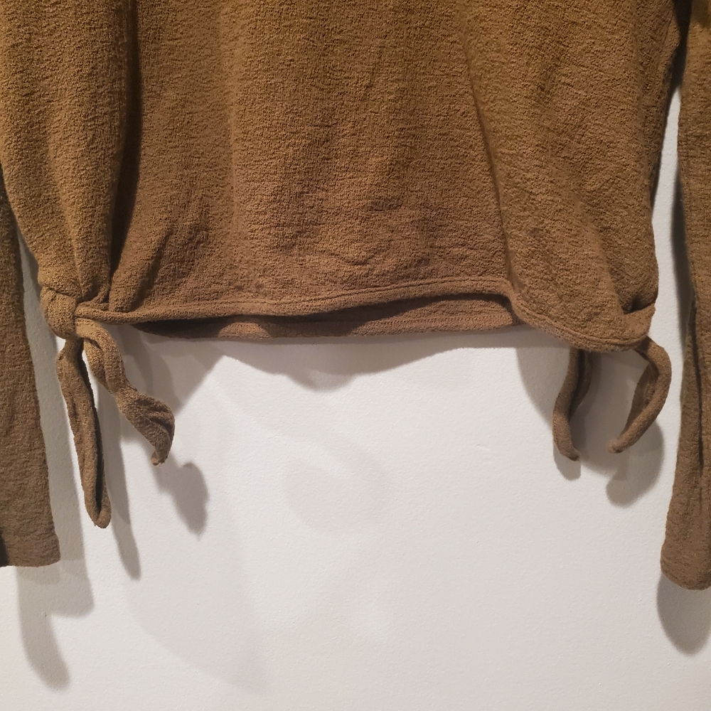 Madell Texture & Thread Top - Picture 4 of 7